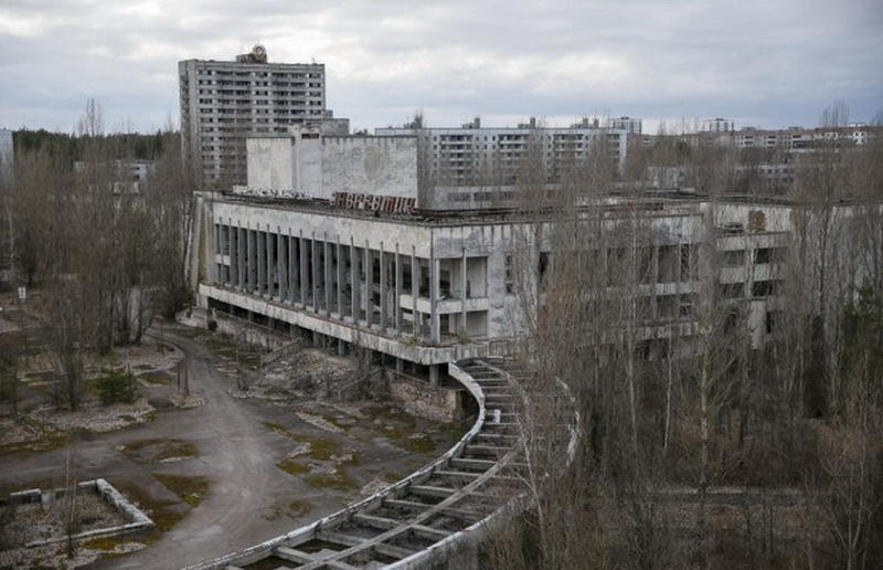 Туристи дві години стояли в черзі, щоб потрапити до Чорнобильської зони (ФОТО)