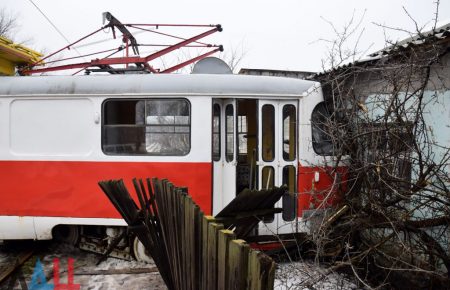 В окупованому Донецьку трамвай в’їхав у будинок (ФОТО)