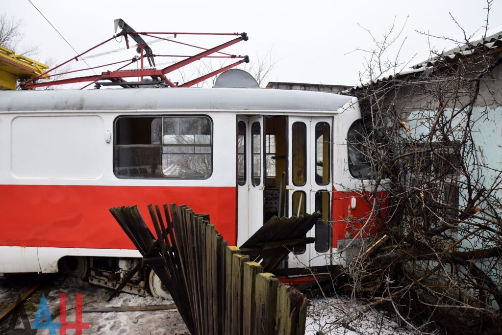 В окупованому Донецьку трамвай в’їхав у будинок (ФОТО)