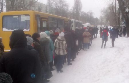 Транспортний колапс у Дніпрі: люди стоять у чергах до маршруток(ФОТО)