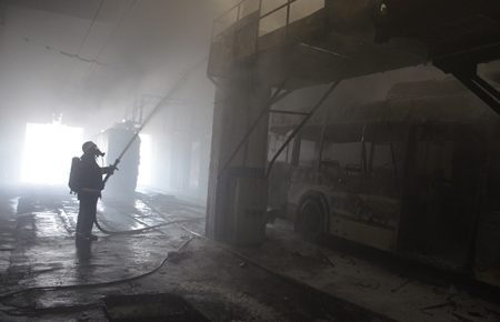 Унаслідок пожежі у тролейбусному депо в Миколаєві постраждала водійка (ФОТО)