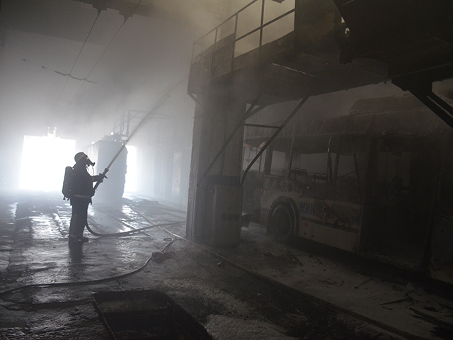 Унаслідок пожежі у тролейбусному депо в Миколаєві постраждала водійка (ФОТО)