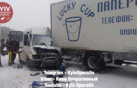 Подробиці щодо ДТП на Житомирській трасі: маршрутка зіткнулася з вантажним автомобілем