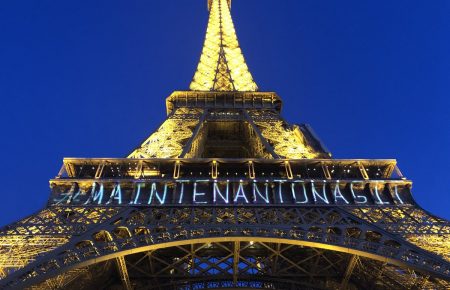 У Міжнародний жіночий день у Парижі на Ейфелевій вежі з’явилась ілюмінація (ВІДЕО)