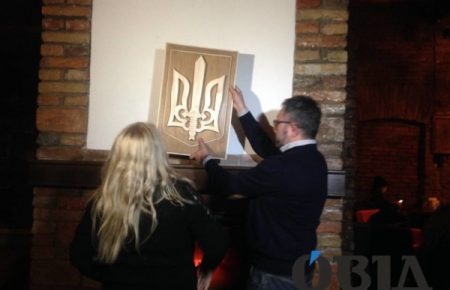 Мати поляка, який спалив герб України в Тернополі, купила за власний кошт новий