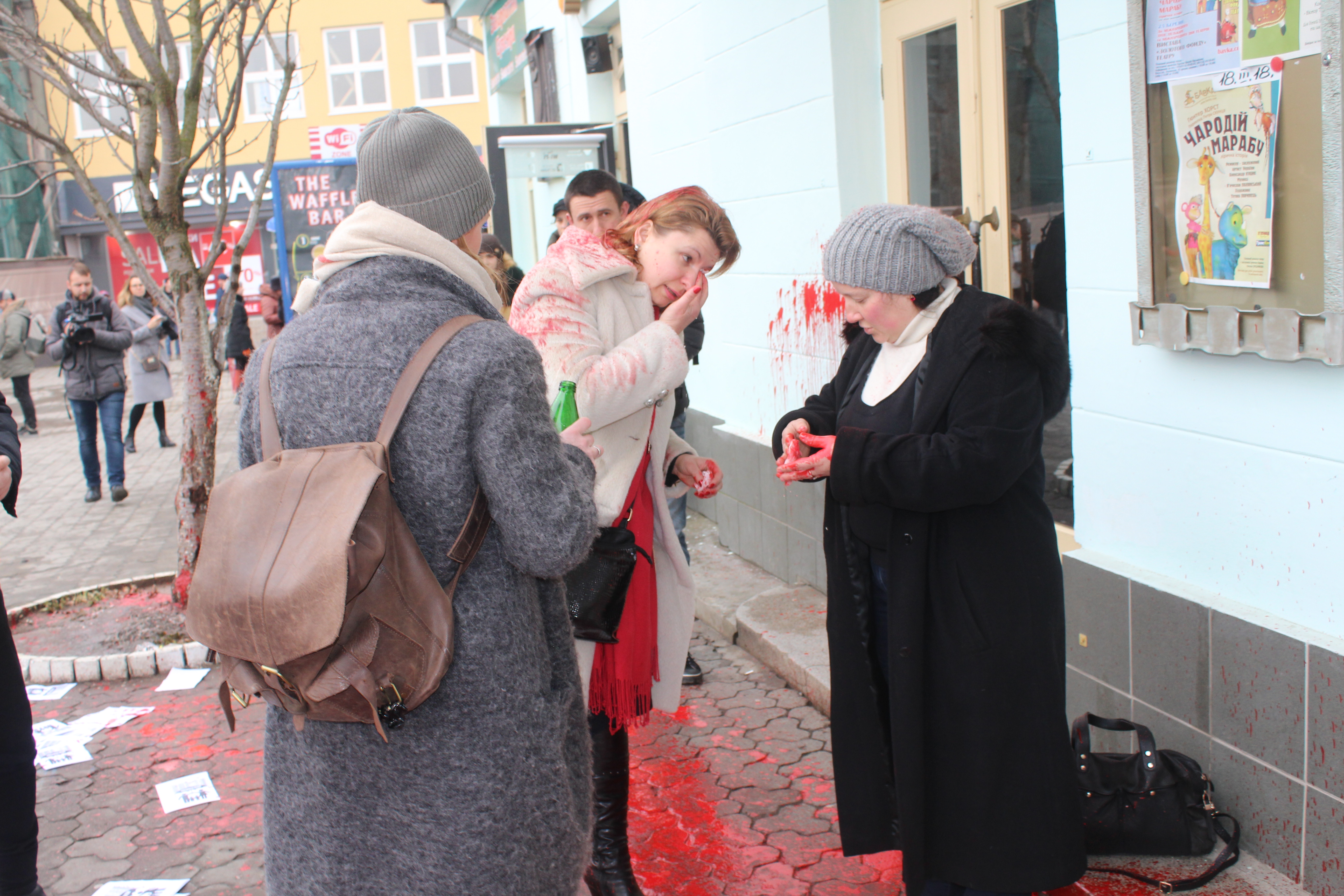 В Ужгороді фарбою облили жінок, які вийшли на акцію до 8 березня (ФОТО)