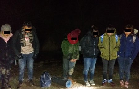 На кордоні з Угорщиною прикордонники затримали 6 мігрантів з В’єтнаму (ФОТО)