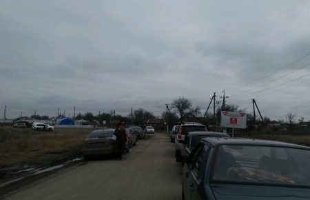 Пересечь линию разграничения в Станице Луганской женщина не могла четверо суток, - правозащитница