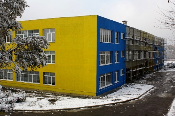 Опилки от миллиарда на ремонт. Почему в Краматорской украинской гимназии по-прежнему нельзя учиться?