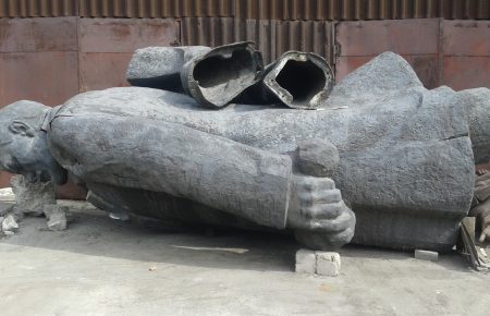 Маріупольські пам’ятники Леніну продають на аукціоні за півмільйона гривень (ФОТО)
