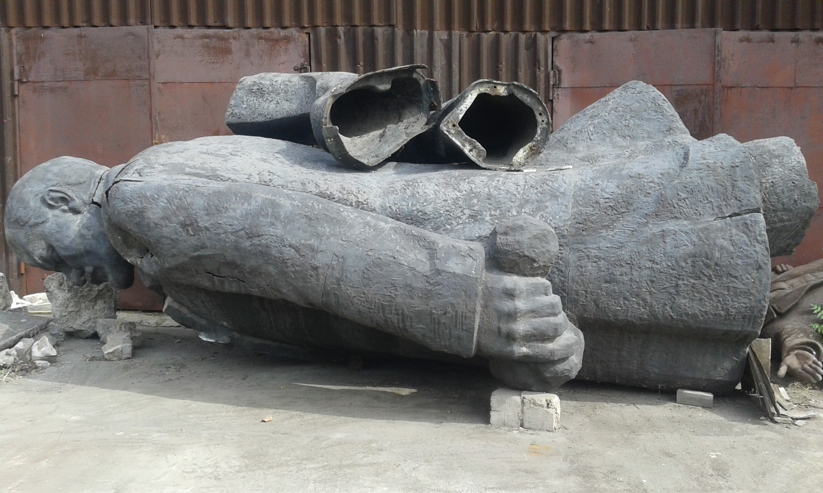 Маріупольські пам’ятники Леніну продають на аукціоні за півмільйона гривень (ФОТО)