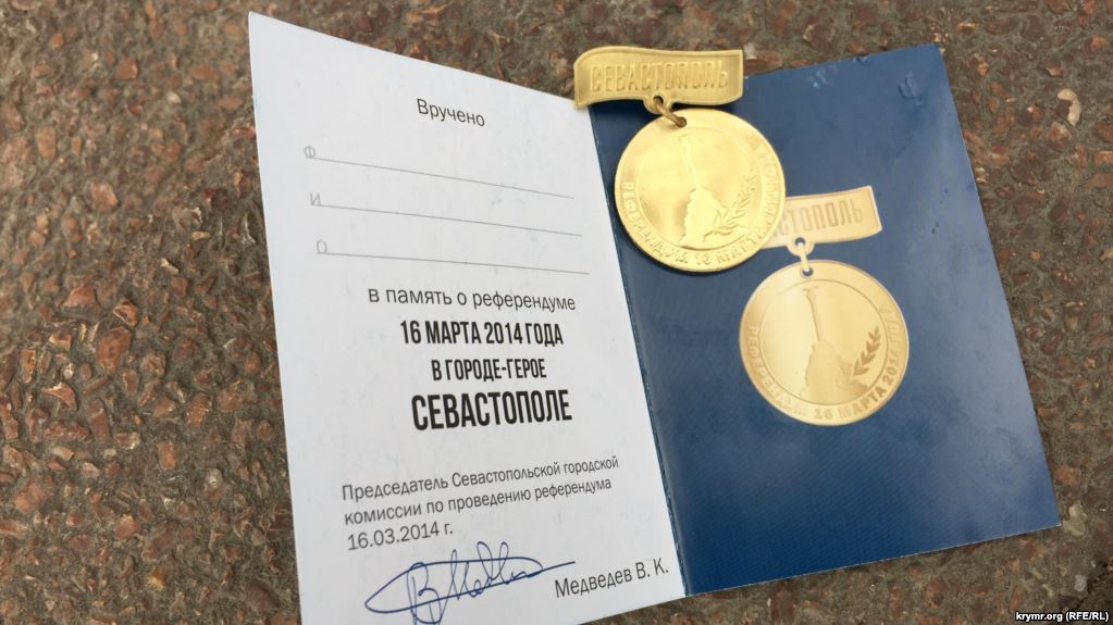 В окупованому Криму видають медалі за голосування на «виборах» президента РФ