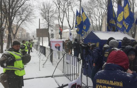 Не шини, а діжка з дровами: як у Львові блокують консульство РФ (ФОТО)