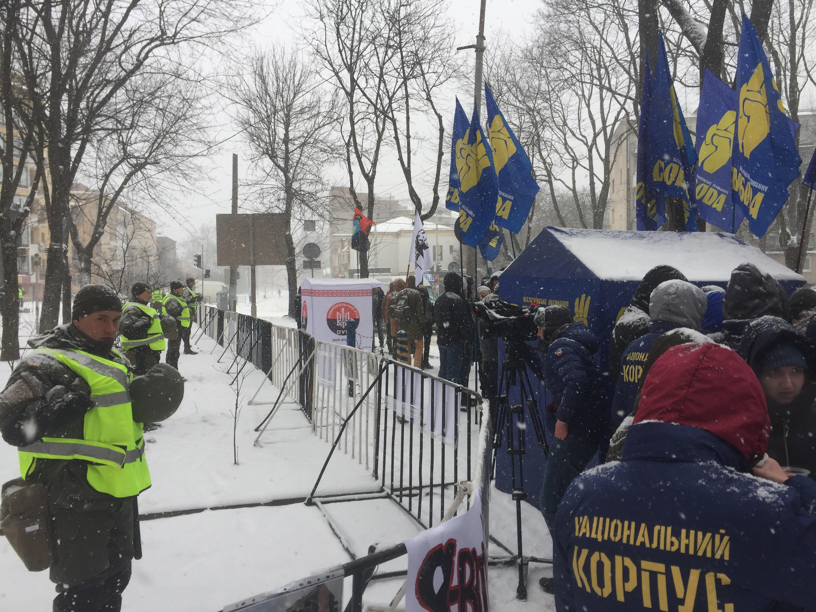 Не шини, а діжка з дровами: як у Львові блокують консульство РФ (ФОТО)