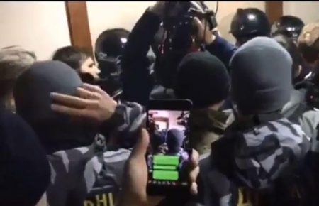 Під Миколаївською облрадою сотні правоохоронців, активісти вимагають відсторонення губернатора Савченка (ВІДЕО)