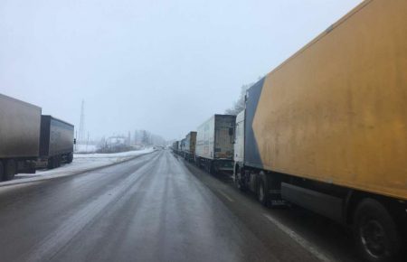 На кордоні з Росією відновили рух вантажівок