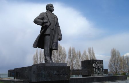 Пам’ятники Леніну в Маріуполі виставили на продаж випадково, — міська влада