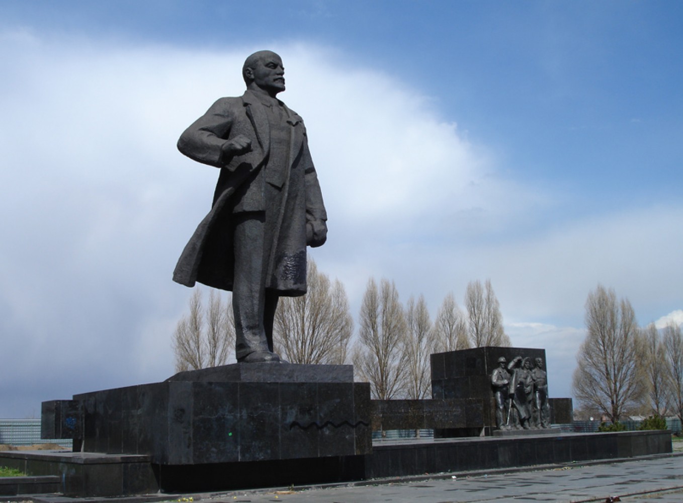 Пам’ятники Леніну в Маріуполі виставили на продаж випадково, — міська влада