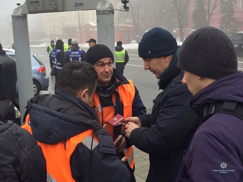 Поліція очепила парк Шевченка, де проходить «Антиолігархічна акція» (ФОТО, Відео)
