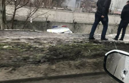 В Одесі впав з моста поліцейський автомобіль (ФОТО)