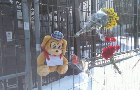 Пожежа у Кемерово: під посольство Росії у Києві приносять іграшки та квіти (ФОТО)