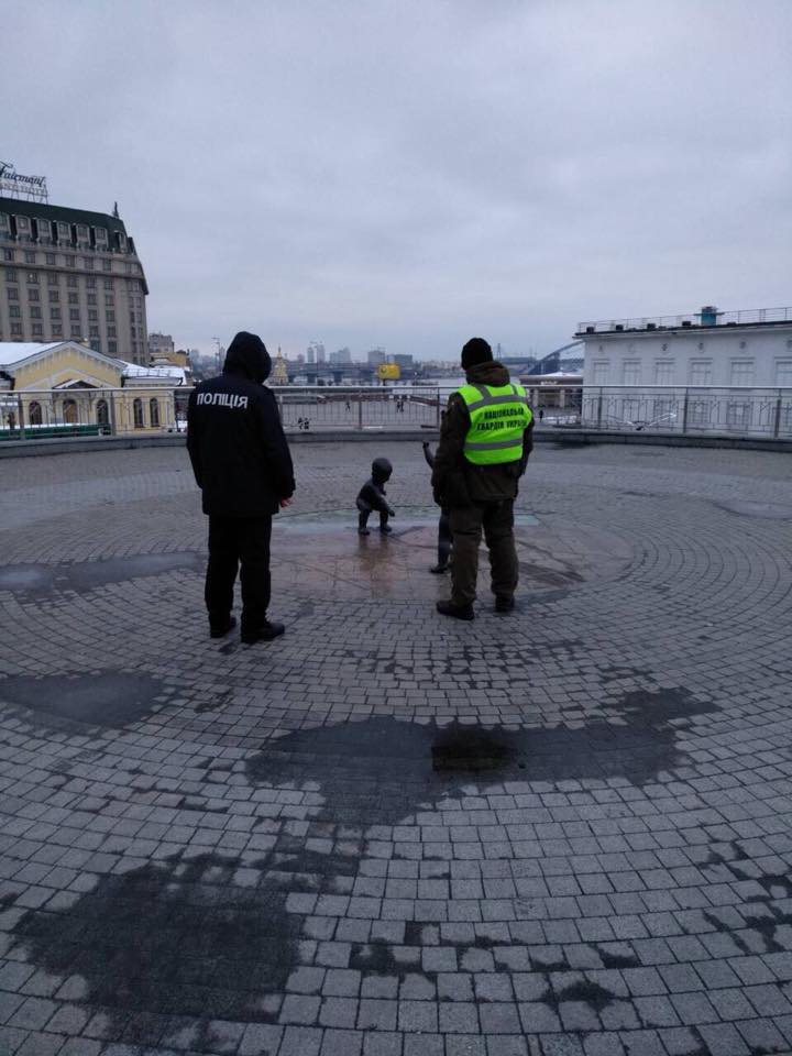 Поліція Києва сприйняла скульптора пам’ятника на Поштовій площі за вандала