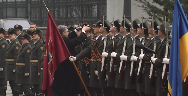 Порошенко одягнув шапку на військвого під час зустрічі з президентом Австрії(ВІДЕО)