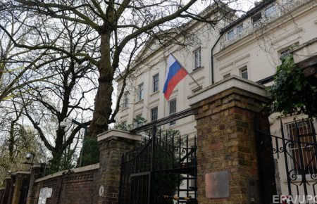 Російські дипломати покинули посольство у Лондоні (ФОТО)