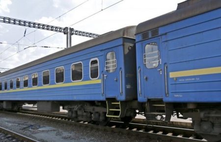 Потяг «Хмельницький-Лисичанськ» затримали на три години через жінку, що кинулася під нього на проміжній станції