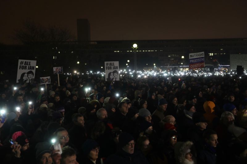 У Братиславі понад 20 000 людей вийшли на мітинг пам'яті про загиблого журналіста-розслідувача (ФОТО, ВІДЕО)