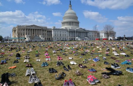 Мовчазний протест проти вогнепальної зброї у США: перед Капітолієм виклали 7000 пар дитячого взуття (ВІДЕО)