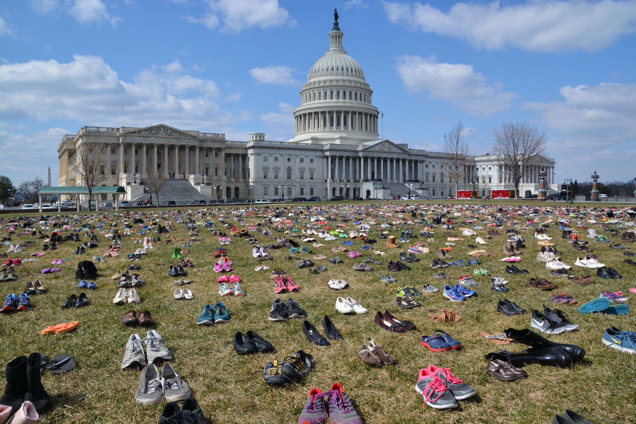 Мовчазний протест проти вогнепальної зброї у США: перед Капітолієм виклали 7000 пар дитячого взуття (ВІДЕО)