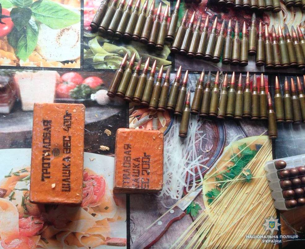 У жителя Одещини вилучили вогнепальну зброю та вибухівку (ФОТО)