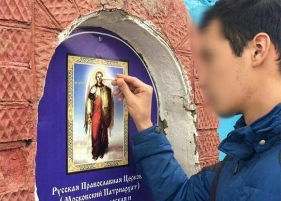 В Росії студента оштрафували за гасіння цигарки об ікону