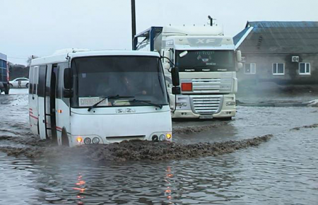 У Полтавській області затопило дорогу на Кременчук