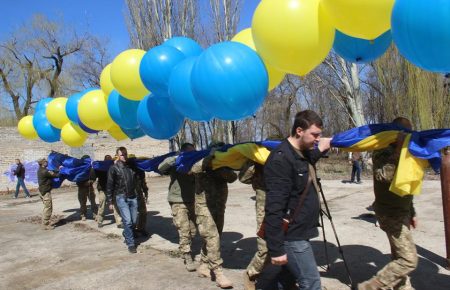 У бік окупованої Горлівки запустили жовто-блакитні кульки та прапор України (ФОТО)