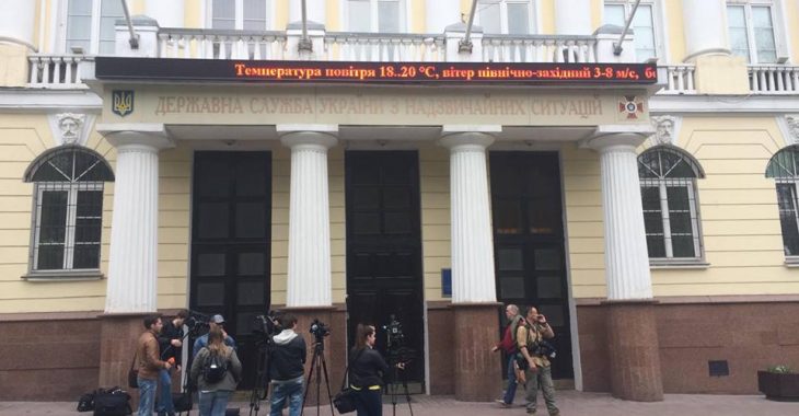 Відновлений на посаді голови ДСНС Бочковський не може потрапити на роботу (ФОТО, ВІДЕО) Відновлений на посаді голови ДСНС Бочковський не може потрапити на роботу (ФОТО, ВІДЕО)