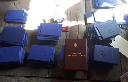 У Києві викрили групу людей, що продавала дипломи (ФОТО)