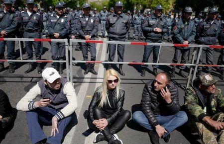У Вірменії обрали прем’єра на тлі масових протестів. Що відбувається? (ФОТО, ВІДЕО)