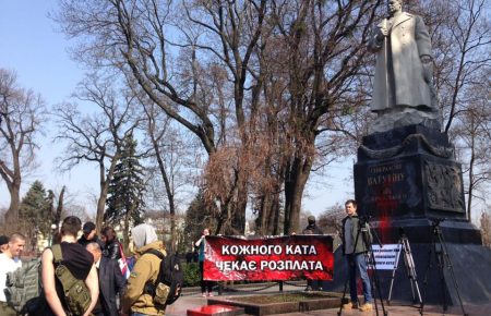 У Києві націоналісти облили фарбою пам'ятник Ватутіну (ФОТО, Відео)