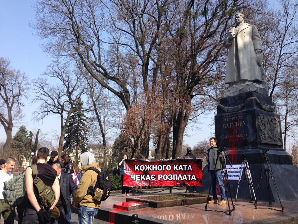 У Києві націоналісти облили фарбою пам'ятник Ватутіну (ФОТО, Відео)