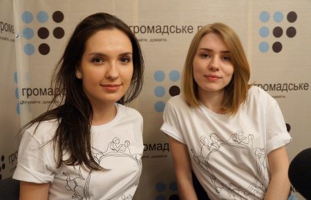 Дизайн проти насильства: у Києві нагородили переможницю конкурсу на найкращий принт для футболки