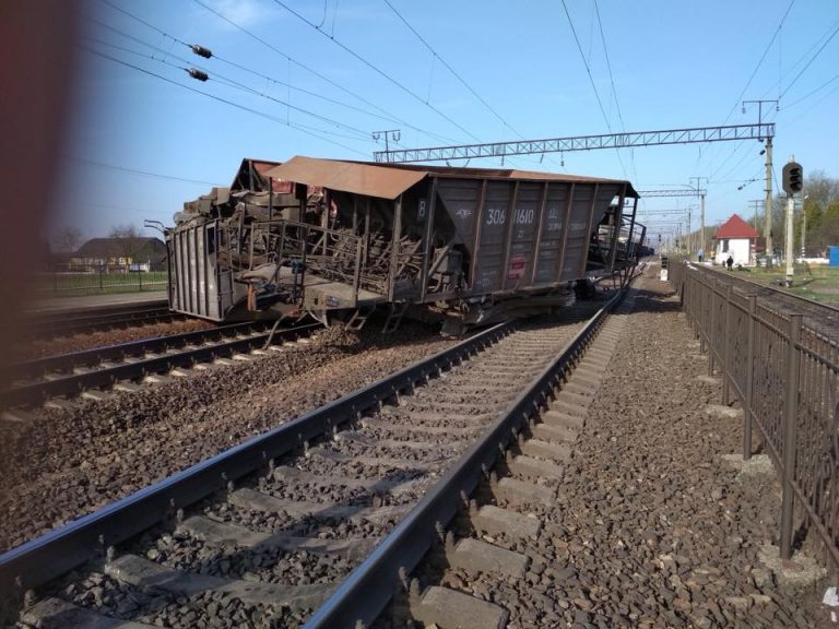 Аварія на Львівській залізниці: ніхто не постраждав, рух потягів відновлено (ФОТО)