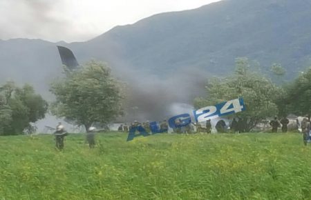 На півночі Алжиру розбився літак, є жертви (ФОТО, ВІДЕО)