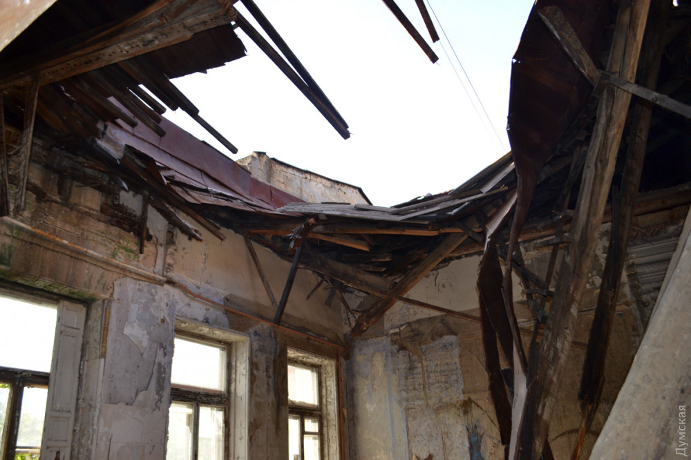 «Мертві душі»: в одеському будинку Гоголя дах пробив підлогу другого поверху (ФОТО, ВІДЕО)