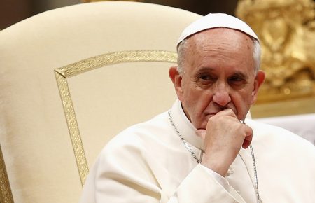 Папа Франциск вдарив по руці вірянку, пізніше вибачився за це
