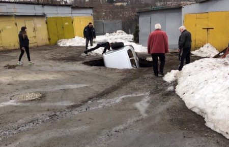 Ніжний ґрунт: автомобілі у Харкові провалилися на усю довжину (ФОТО)