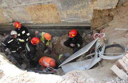 У Вінниці обвалилася стіна на будівництві, під завалами опинилися люди (ФОТО, ВІДЕО)