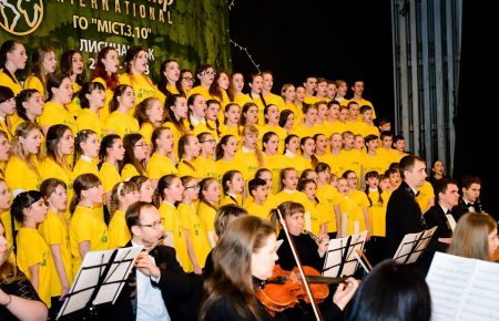 130 детей из Северодонецка и Лисичанска после 5 дней обучения дали концерт с симфоническим оркестром