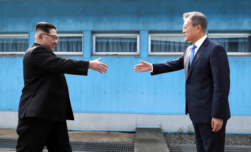 Лідери КНДР і Південної Кореї посадили на кордоні двох країн сосну як символ миру (ВІДЕО)